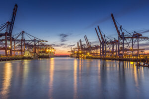 Deutschland, Hamburg, Hamburger Hafen, Containerterminal, Containerkräne und Containerschiffe am Abend - NK000172