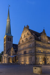 Deutschland, Niedersachsen, Hameln, Marktkirche am Abend - PVCF000076