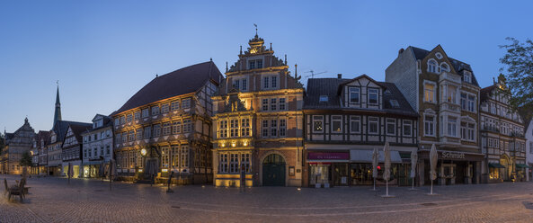 Deutschland, Niedersachsen, Hameln, Altstadt am Abend - PVCF000090