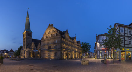 Deutschland, Niedersachsen, Hameln, Altstadt mit Marktkirche am Abend - PVCF000082