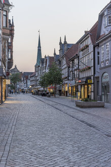 Deutschland, Niedersachsen, Hameln, Altstadt am Abend - PVCF000086