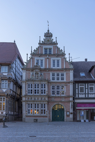 Deutschland, Niedersachsen, Hameln, Leisthaus am Abend, lizenzfreies Stockfoto