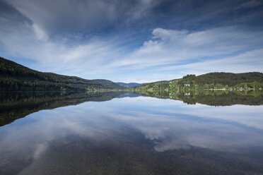 Deutschland, Baden-Württemberg, Titisee-Neustadt, Blick über den Titisee - ELF001273