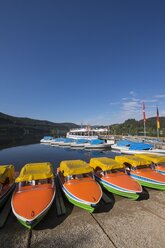 Deutschland, Baden-Württemberg, Titisee-Neustadt, Tretboote am Ufer des Titisees - ELF001279