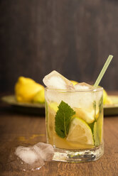 Glass of home made lemonade splash with slices of lemon - CSTF000370