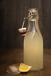 Hausgemachte Limonade in einer Bügelverschlussflasche - CSTF000372