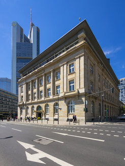 Deutschland, Hessen, Frankfurt, altes Gebäude der Deutschen Bank mit Commerzbank Tower im Hintergrund - AMF002680