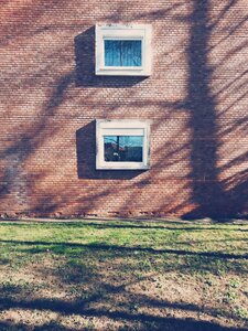 Zwei Fenster in einem Backsteinhaus - BRF000594