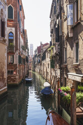 Italien, Venetien, Venedig, Altstadt, Kanal und alte Häuser - GWF003303