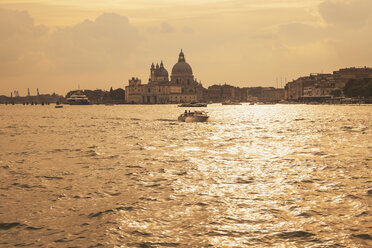 Italien, Venetien, Venedig, Altstadt, Kanal am Abend - GWF003306