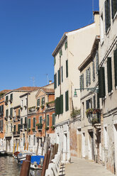 Italien, Venetien, Venedig, Dorsoduro, Häuser am Kanal - GWF003309