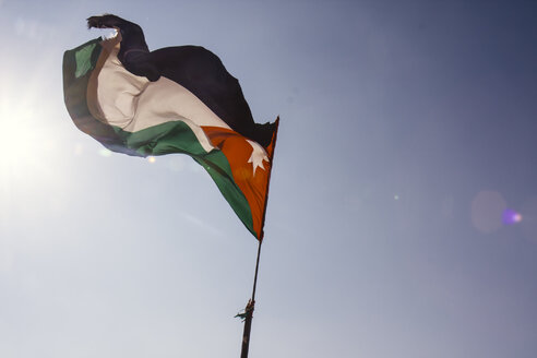 Jordanien, Ansicht der jordanischen Nationalflagge gegen den Himmel - FLF000487