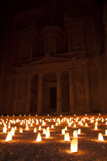 Jordanien, Petra, Kerzen vor Al Khazneh, der Tresury, bei Nacht - FLF000489