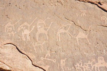 Jordanien, Wadi Rum, Alameleh-Inschriften, alte Felszeichnungen von Tieren - FLF000494