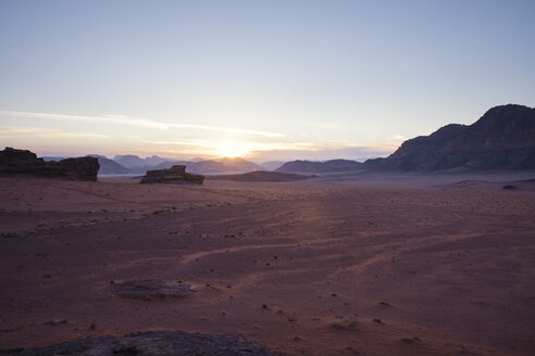 Jordanien, Sonnenuntergang in der Wüste Wadi Rum - FLF000497