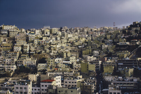 Jordanien, Amman, Stadtansicht vor einem Gewittersturm - FLF000499