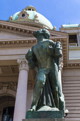 Serbien, Belgrad, Bronzeskulptur am Parlamentsgebäude - AMF002664