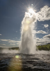 Island, Haukadalur, Strokkur, Springbrunnengeysir gegen die Sonne - MKFF000069