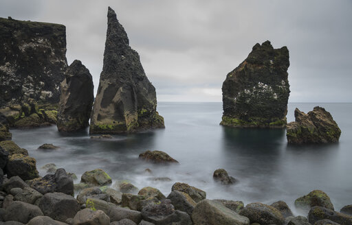 Island, Reykjanes, Felsen an der Küste - MKFF000087