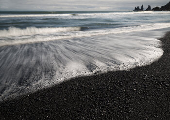 Iceland, South of Iceland, Beach of Vik i Myrdal with Reynisdrangar in the background - MKFF000088