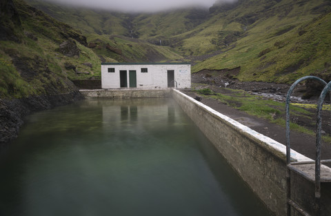 Island, Südisland, Altes Schwimmbad Seljavallalaug am Eyjafjallajokull, lizenzfreies Stockfoto