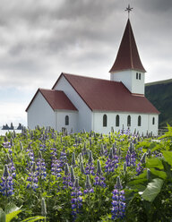 Island, Südisland, Vik, Kirche, Reynisdrangar im Hintergrund - MKFF000107
