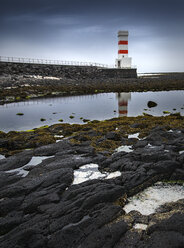 Iseland, Reykjanes, Gardur, Lighthouse at low tide - MKFF000104