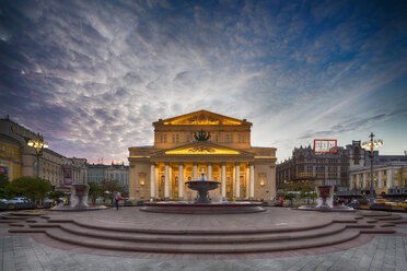 Russia, Central Russia, Moscow, Theatre Square, Bolshoi Theatre and Petrovskiy Fountain in the evening - FOF006721