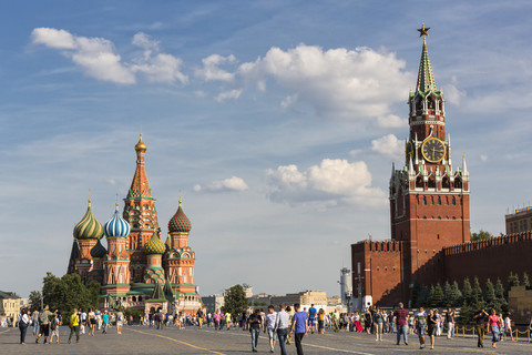 Russland, Moskau, Basilius-Kathedrale mit Kreml-Mauer und Spasskaja-Turm, lizenzfreies Stockfoto