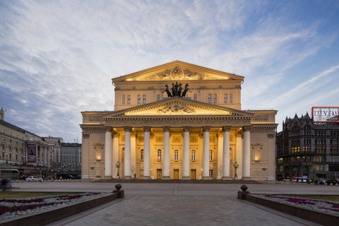 Russland, Zentralrussland, Moskau, Theaterplatz, Bolschoi-Theater am Abend, lizenzfreies Stockfoto