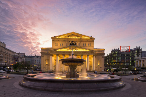 Russland, Zentralrussland, Moskau, Theaterplatz, Bolschoi-Theater und Petrowskiy-Brunnen am Abend - FOF006723