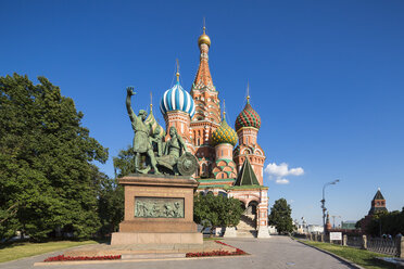 Russland, Moskau, Basilius-Kathedrale mit Denkmal für Minin und Pozharsky - FO006712