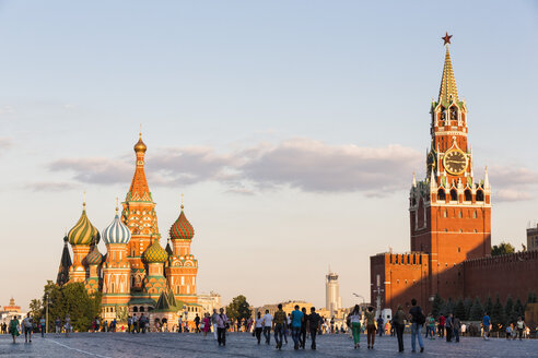 Russland, Moskau, Basilius-Kathedrale mit Kreml-Mauer und Spasskaja-Turm - FOF006719