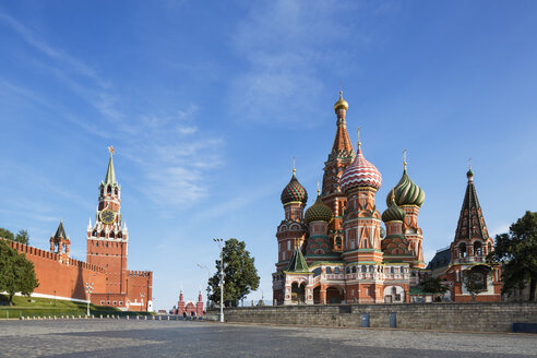 Russland, Moskau, Basilius-Kathedrale mit Kreml-Mauer und Spasskaja-Turm - FO006714