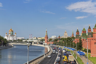Russland, Moskau, Straße, Christ-Erlöser-Kathedrale, Kreml-Mauer und Moskwa-Fluss - FOF006732