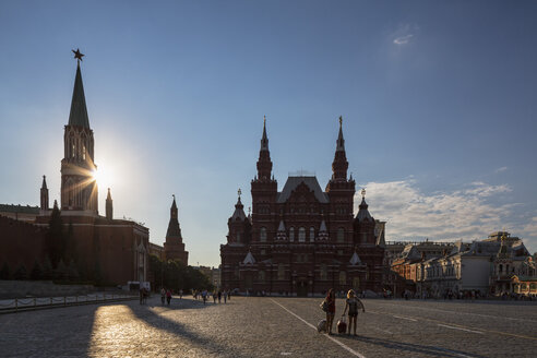 Russland, Zentralrussland, Moskau, Roter Platz, Kremlmauer, Staatliches Historisches Museum, Nikolskaja-Turm gegen die Sonne - FOF006733