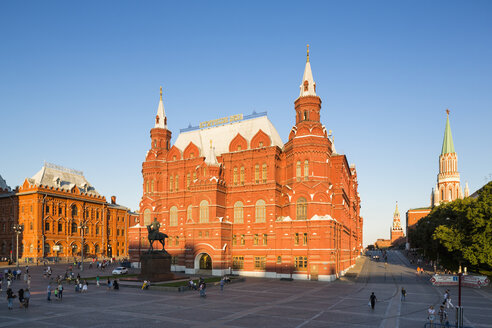 Russland, Zentralrussland, Moskau, Roter Platz, Staatliches Historisches Museum, Statue von Georgi Schukow, Arsenalturm, Nikolskaja-Turm und Erlöserturm - FOF006736