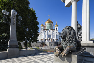 Russland, Moskau, Christ-Erlöser-Kathedrale und Löwenskulptur - FO006747