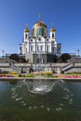 Russland, Moskau, Christ-Erlöser-Kathedrale und Springbrunnen im Park - FO006748