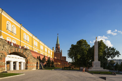 Russland, Moskau, Alexandergarten, Kreml-Arsenal, Turm und Ruinengrotte - FOF006750