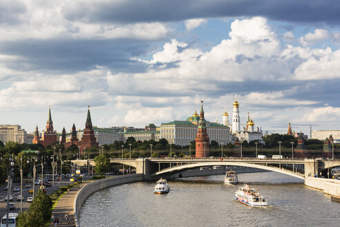 Russia, Moscow, River Moskva and Kremlin wall with towers - FO006751