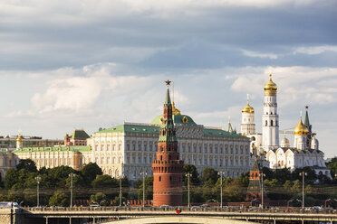 Russland, Moskau, Kremlmauer mit Türmen und Kathedralen - FOF006753