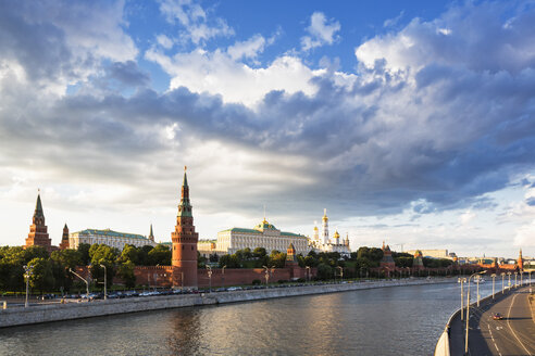 Russland, Moskau, Fluss Moskwa, Kremlmauer mit Türmen und Kathedralen - FOF006754