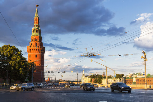 Russland, Moskau, Fluss Moskwa, Kremlmauer mit Turm - FO006756