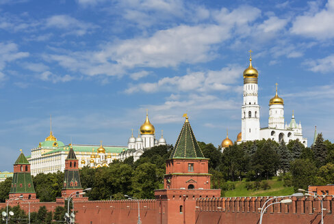 Russland, Moskau, Kremlmauer mit Türmen und Kathedralen - FOF006760