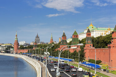 Russland, Moskau, Fluss Moskwa, Straße und Kremlmauer mit Türmen - FO006761