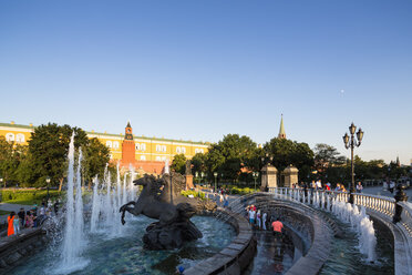 Russland, Moskau, Alexandergarten, Vier-Jahreszeiten-Brunnen und Kremlmauer - FOF006762