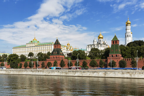 Russland, Moskau, Fluss Moskwa, Kremlmauer mit Türmen und Kathedralen - FO006764