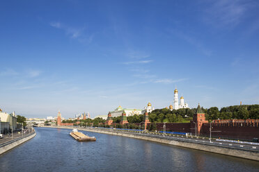 Russia, Moscow, River Moskva, Kremlin wall with towers and cathedrals - FOF006769