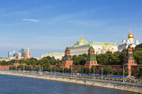 Russland, Moskau, Fluss Moskwa, Kremlmauer mit Türmen und Kathedralen - FO006773